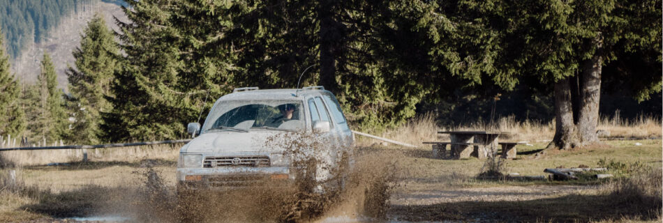 A 4x4 vehicle on an off-road trail, representing the specialised outdoor and vintage vehicle insurance Cross Country Insurance Consultants covers
