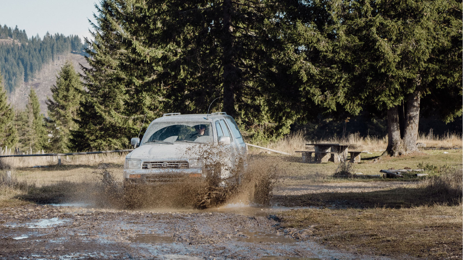 A 4x4 vehicle on an off-road trail, representing the specialised outdoor and vintage vehicle insurance Cross Country Insurance Consultants covers